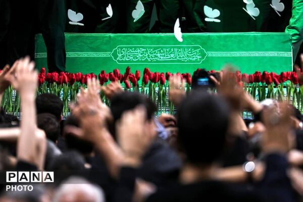 آغاز مراسم تشییع پیکر رهبر شهید و اهل بیت گرامی ایشان در مصلی نماز جمعه تهران