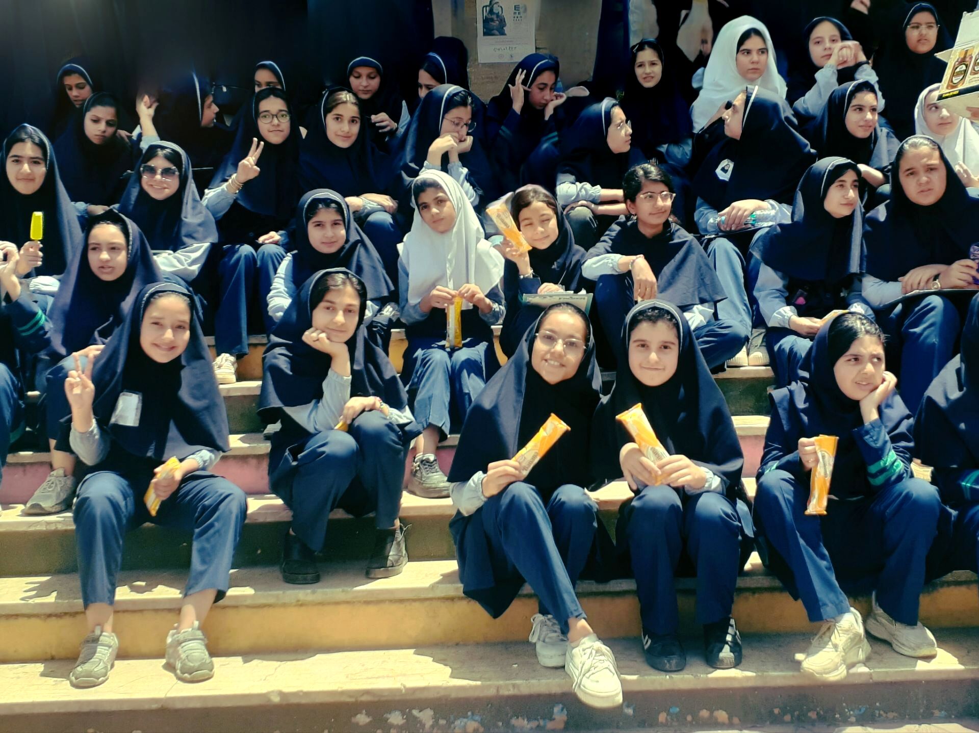 عکس یادگاری دانش‌آموزان دبیرستان مشکات