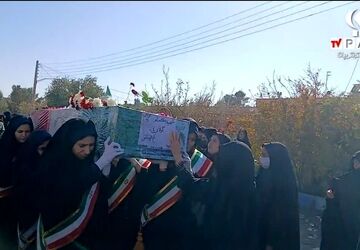 مراسم استقبال از شهید گمنام در دبیرستان ایزدی 