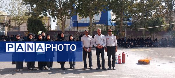  آموزش‌های اطفا حریق و نکات ایمنی در دبیرستان نمونه محبوبه محبی نیشابور  