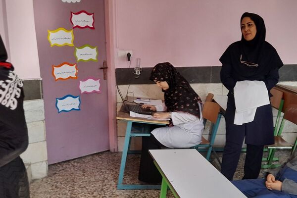 حضور پزشکان خیریه امام حسن عسگری برای غربالگری دانش آموزان دبستان میرشفیعی ها امری جهادی