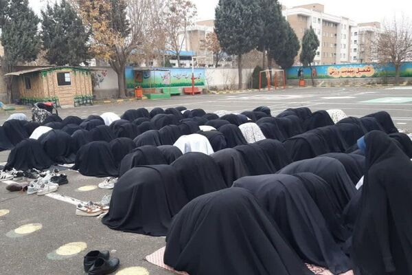  نماز باران در مدرسه جنت با حضور جمعی دانش‌آموزان