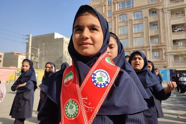 شور وشوق دانش‌آموزان در برنامه صبحگاهی مدرسه مریم بهارستان دو