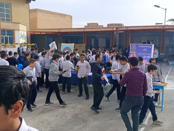مسابقه «نجات تخم‌مرغ» در دبیرستان شهید بهشتی بهبهان