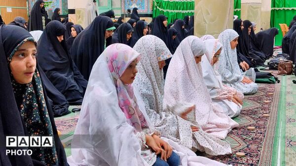 تجدید عهد دختران با رهبر شهید در نجف آباد