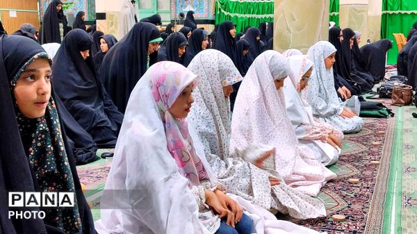 تجدید عهد دختران با رهبر شهید در نجف آباد
