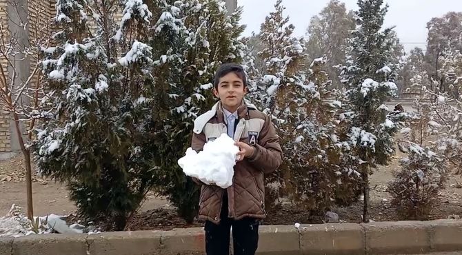 بارش برف و شادی دانش‌آموزان در خاتم