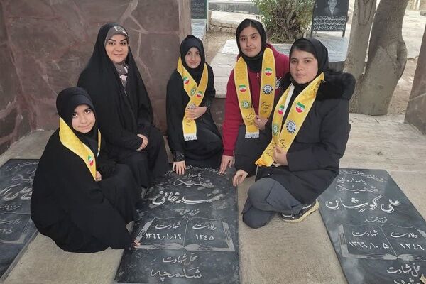  دیدار دانش‌آموزان  پیشتاز دبیرستان پویش دماوند با مادر شهید محمدخانی 