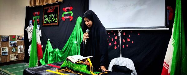 استقبال دانش‌آموزان دبیرستان شهید برقعی 2 قم از یک لاله فاطمی
