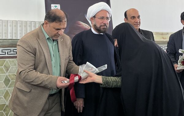 تکریم مادران و همسران شهدا و تجلیل از برگزیدگان مسابقات در نماز جمعه اشکذر 