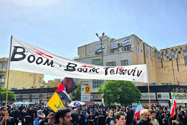 تشییع باشکوه پیکر شهدای اقتدار با حضور دانش‌آموزان رباط کریم در تهران