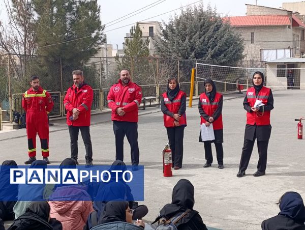 کارگاه آموزشی آشنایی با اصول ایمنی و اطفاء حریق در هنرستان آفرینش پردیس 