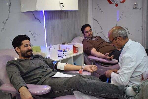 بازدید مدیر آموزش و پرورش بهاباد از پایگاه انتقال خون در بیمارستان حکیم بهابادی