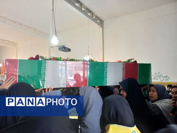 استقبال گرم دانش آموزان از پیکر شهید گمنام در دبیرستان امجدی یک ناحیه ۵ 