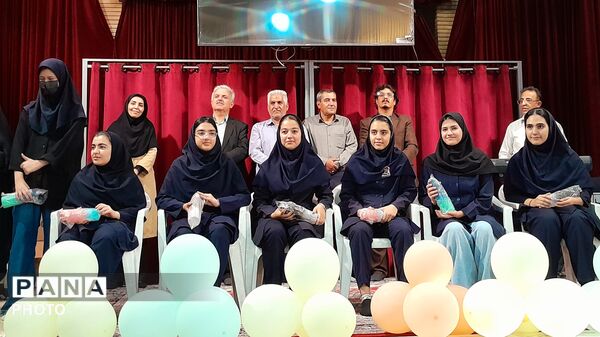 جشن ستارگان و تجلیل از شاگردان برتر آموزشی و فرهنگی دبیرستان شاهد بحرینیان ناحیه۴ 