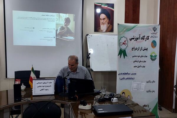 کارگاه آموزشی پیشگیری از آسیب‌های اجتماعی در دبیرستان دستغیب ناحیه 3 شیراز