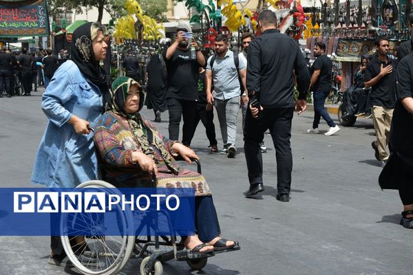 پرچم‌های عزا بر فراز حرم امام رضا(ع)