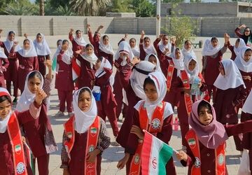 رجز خوانی دانش‌آموزان دبستان عصمتیه برای دشمنان 