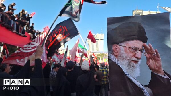 مشهد، در آغوشِ حرم، با رهبر شهید وداع کرد
