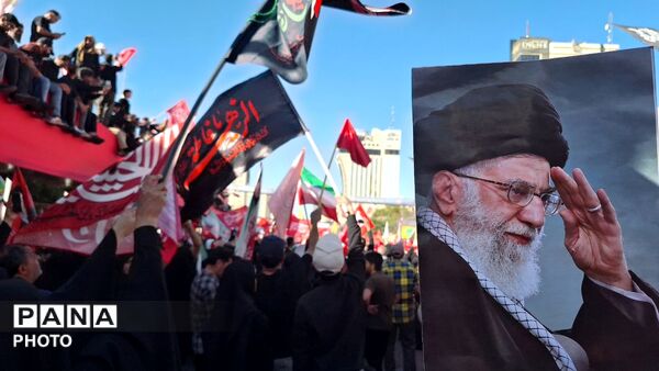 مشهد، در آغوشِ حرم، با رهبر شهید وداع کرد