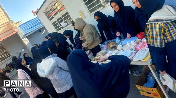 بازارچه کارآفرینی دانش‌آموزی در دبیرستان دخترانه سرافرازان ۲ ناحیه ۶ مشهد