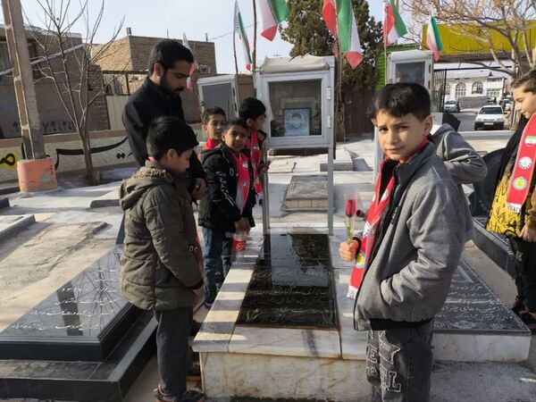 غبارروبی مزار شهدا توسط دانش‌آموزان دبستان شهید پسندیده فدافن