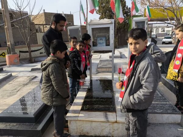 غبارروبی مزار شهدا توسط دانش‌آموزان دبستان شهید پسندیده فدافن