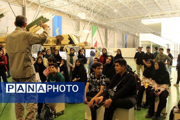 بازدید دانش‌آموزان زنجانی از سازمان هوا فضای سپاه 