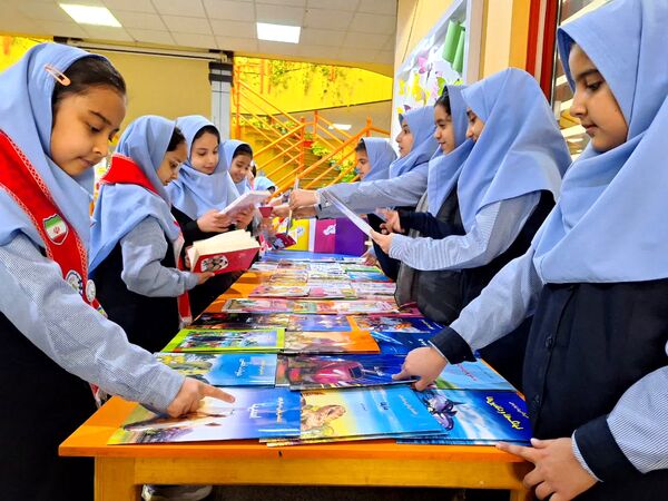 اندر احوالات هفته کتابخوانی در دبستان آرمینه مصلی نژاد 