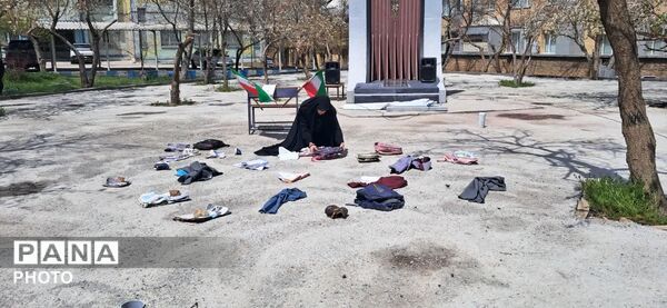 نمایش دانش‌آموزان دختر در سوگ شهدای میناب