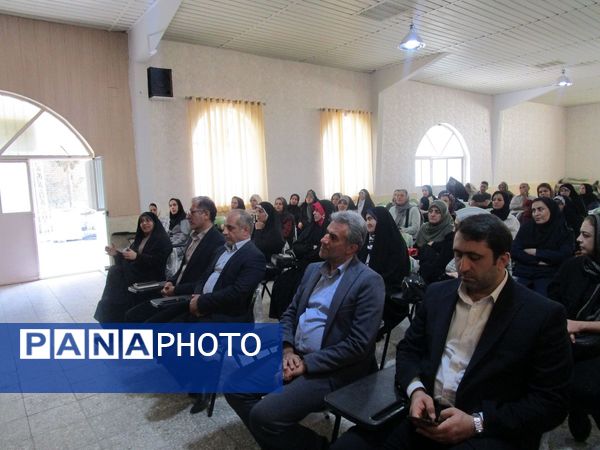 جلسه آموزش خانواده و افتتاح اتاق گفت‌وگوی اولیا در دبیرستان شاهد شهید کلانتری 