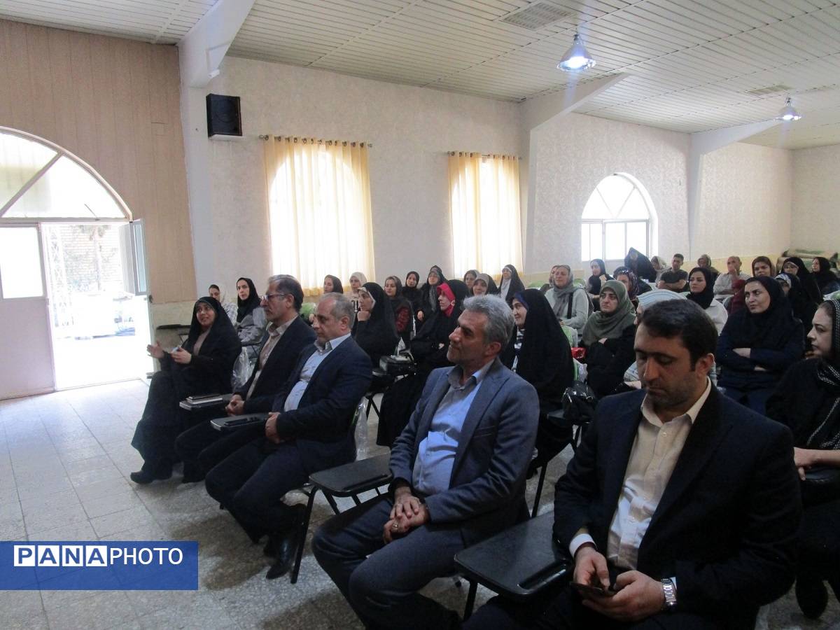 جلسه آموزش خانواده و افتتاح اتاق گفت‌وگوی اولیا در دبیرستان شاهد شهید کلانتری 