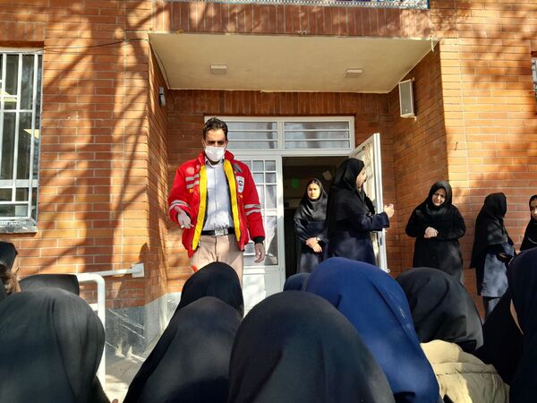 آموزش اطفای حریق و ایمنی به دانش آموزان دبیرستان مادرمهربان خلیل آباد