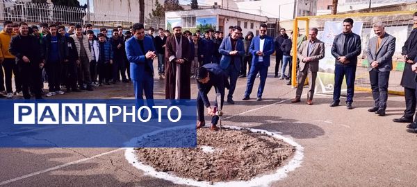 جشن انقلاب و کلنگ زنی زمین چمن دبیرستان شاهد امام حسین (ع)