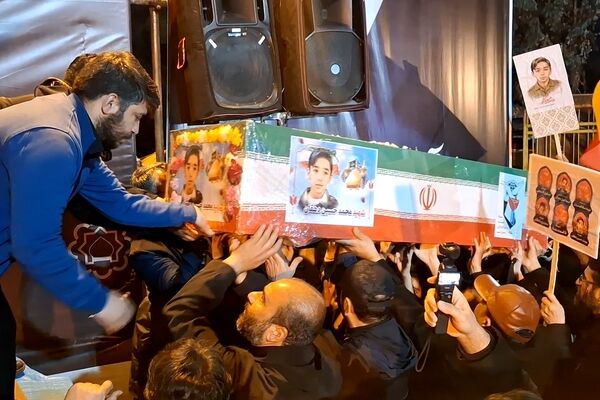 آیین وداع با پیکر دانش آموز شهید محمد حسین دهقان در قم