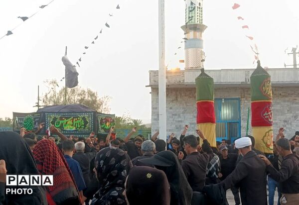 برگزاری آیین زنجیرزنی با حضور هیئت‌های مذهبی در شهر رویدر