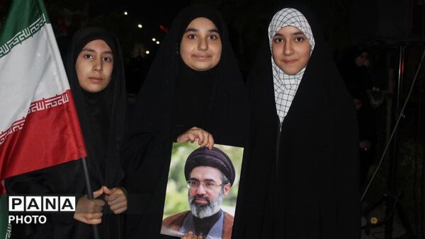 کودکان و نوجوانان ایران، پای کار انقلابند