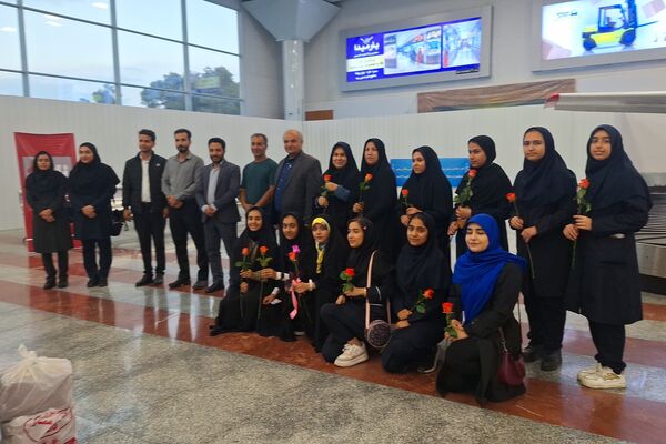 استقبال از زائران حرم امام رئوف در فرودگاه شیراز
