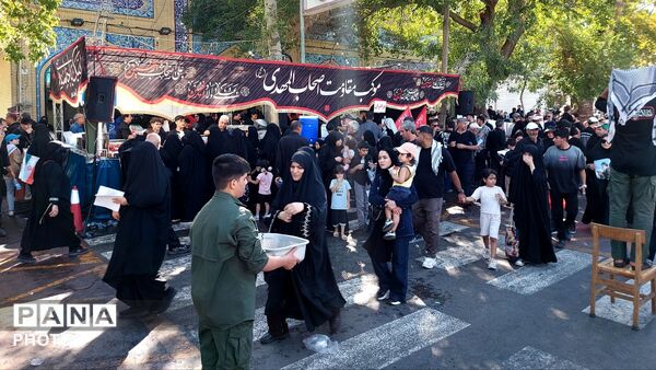 بدرقه باشکوه پیکر رهبر شهید روی دستان پرمهر ملت