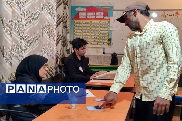 مردم قلعه‌گنج پای کار ایران