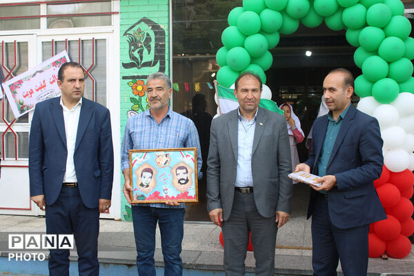 کوله‌بار شوق بر دوش شکوفه‌ها