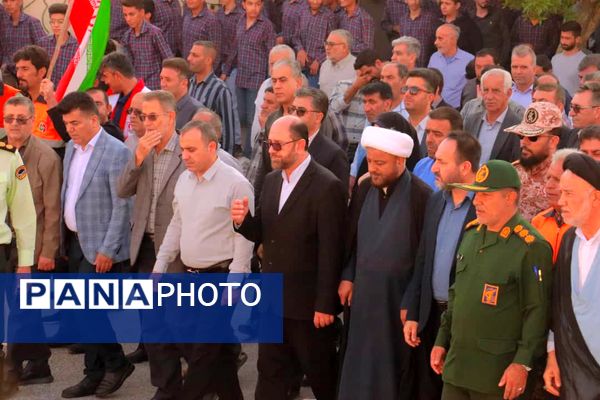 فراشبند صحنه هم‌صدایی مردم و دانش‌آموزان در روز ملی مبارزه با استکبار جهانی 