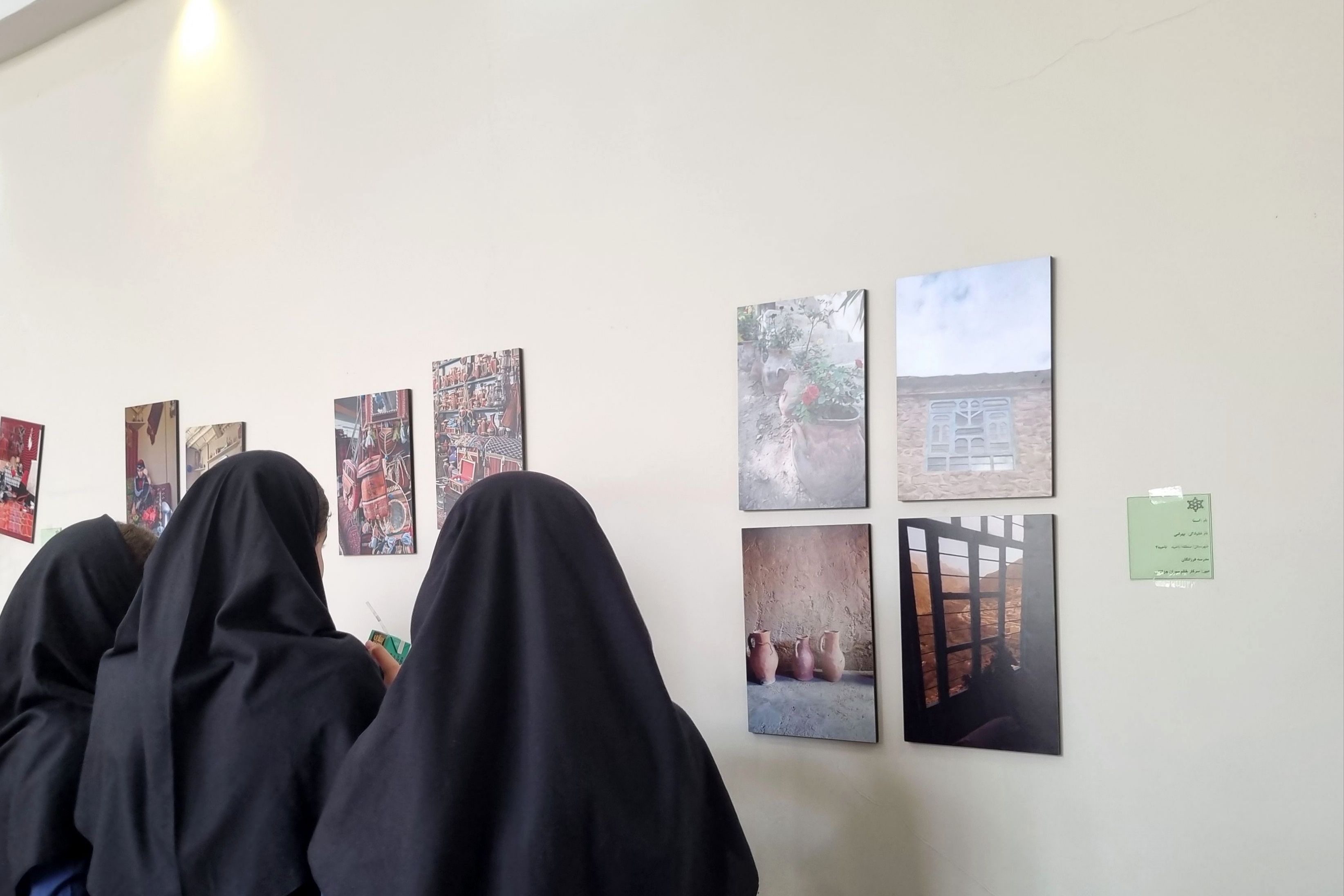 بازدید دانش‌آموزان از نمایشگاه هنرهای بومی و محلی در رشته عکاسی 