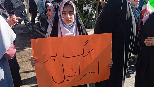 حضور پرشور دانش‌آموزان در راهپیمایی روز ۱۳ آبان