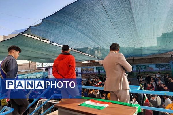 جشن آغاز دهه فجر در دبیرستان شهید احمدی روشن 