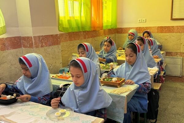 زنگ سلامت در دبستان دخترانه زکیه با طعم تخم‌مرغ به صدا درآمد