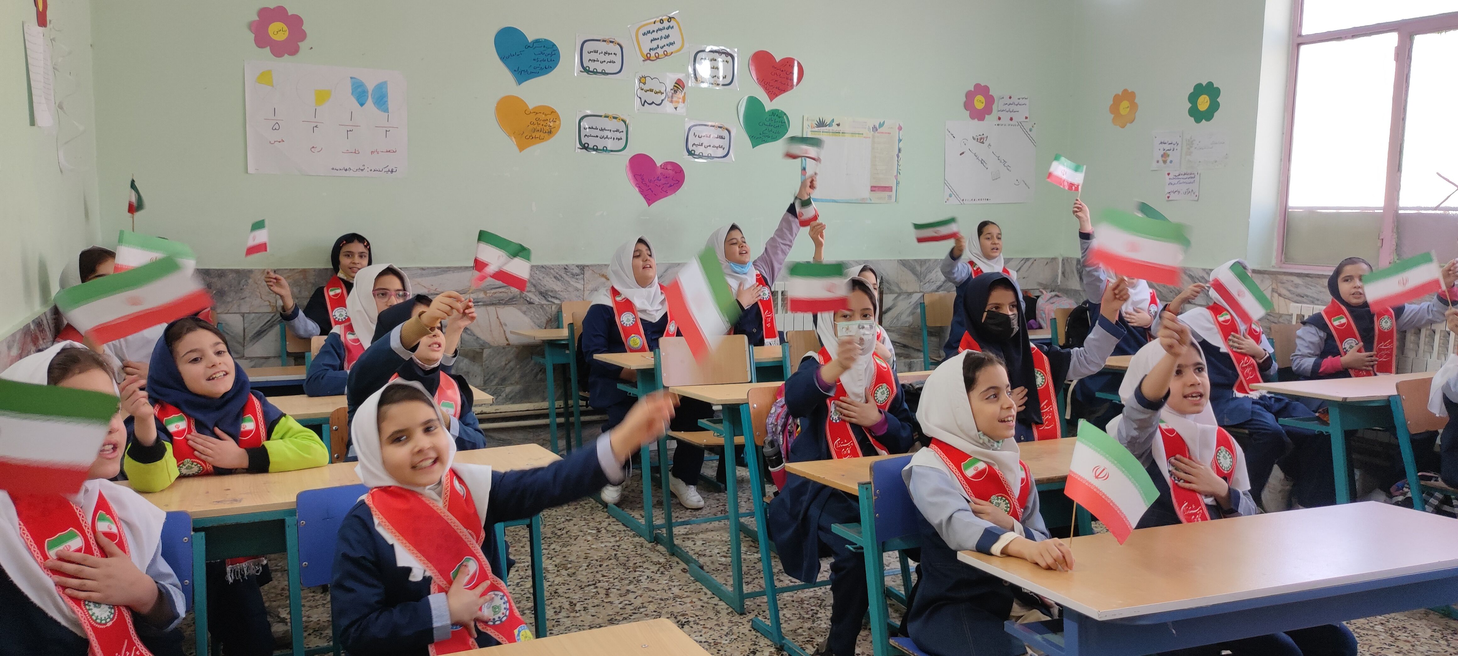 توزیع کتاب « از ایرانمان دفاع می کنیم » در بین دانش‌آموزان پیشتاز مدرسه شهید خاقانی شهرستان شیروان