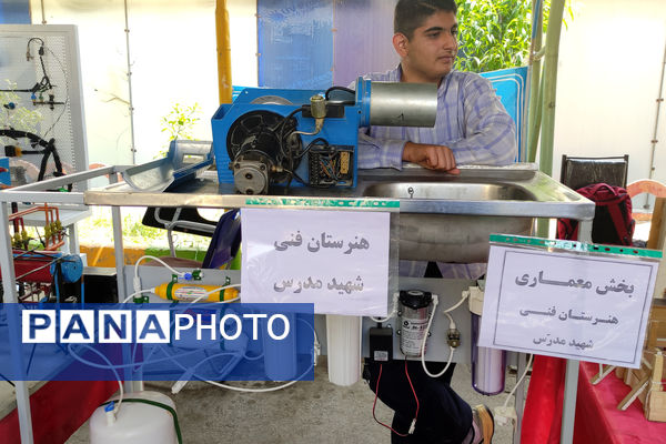 نمایشگاه آثار هنری هنرستان‌ها به‌مناسبت هفته مشاغل 