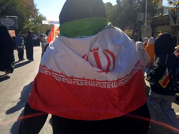 حضور پر شور دانش آموزان نیشابوری در راهپیمایی ١٣ آبان