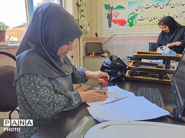 تحویل کارنامه دانش‌آموزان در مدرسه سید میرزایی